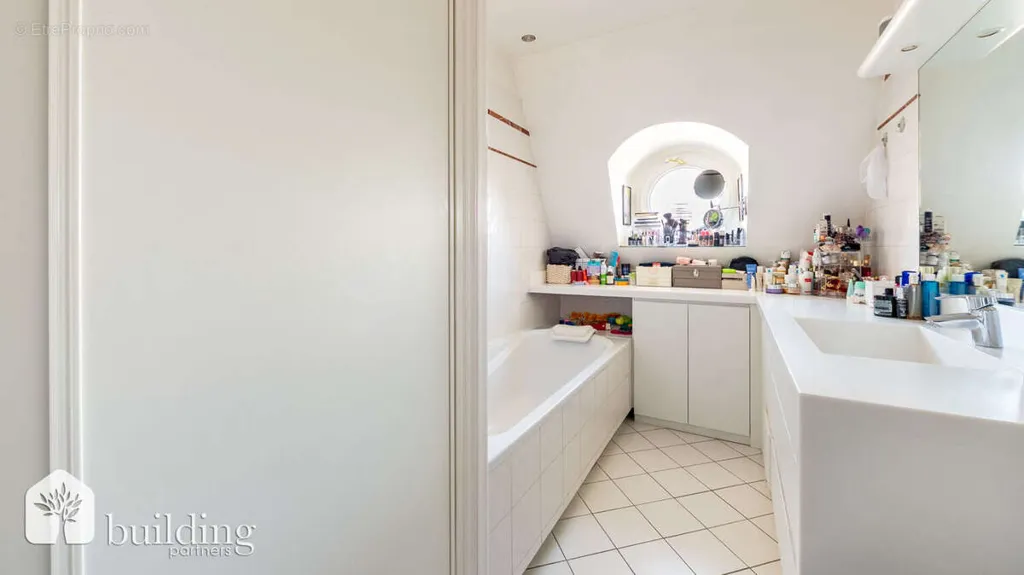 Salles de bain - Appartement Traversant avec Vue Tour Eiffel à Paris 16ème