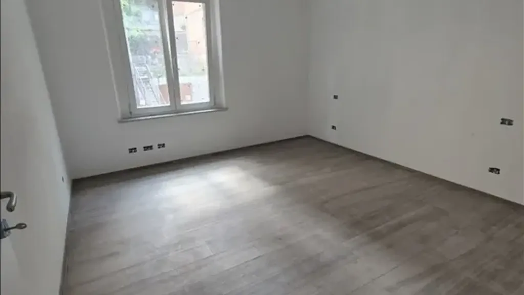 Pièces - Rear-Facing Apartment with Private Garden in Siena