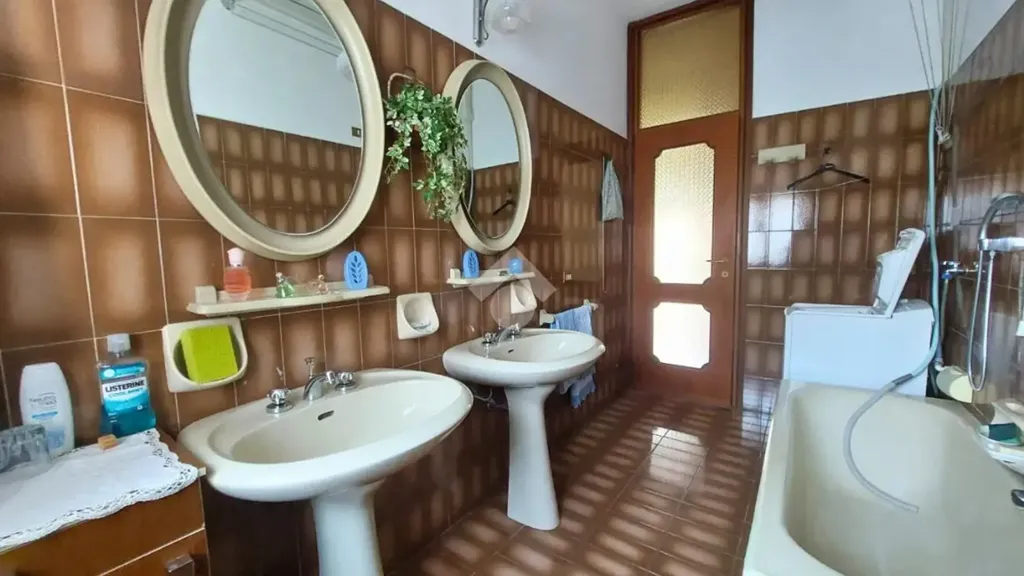 Salles de bain - Three-Bedroom Apartment with Balcony in Vittuone
