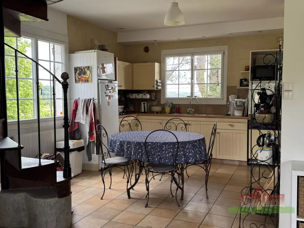 Salle à manger - Villa de 9 Pièces avec Piscine à Vienne