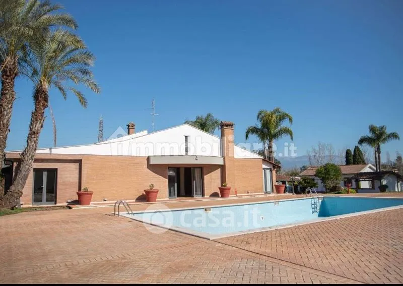 Bassein - Villa with Pool and Private Park in Latina