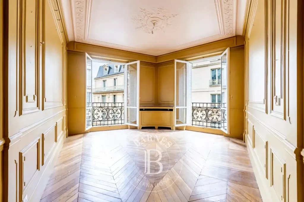 Esik - Corner Apartment with East View in Paris 8e