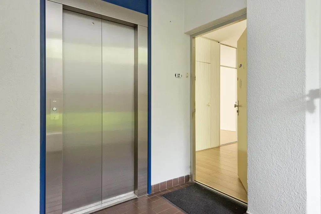 Esik - 4-Bedroom Apartment with Balcony in Doorwerth