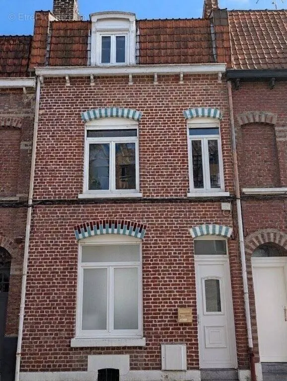 Välivaade - 1930s House with South-Facing Balcony in Lille