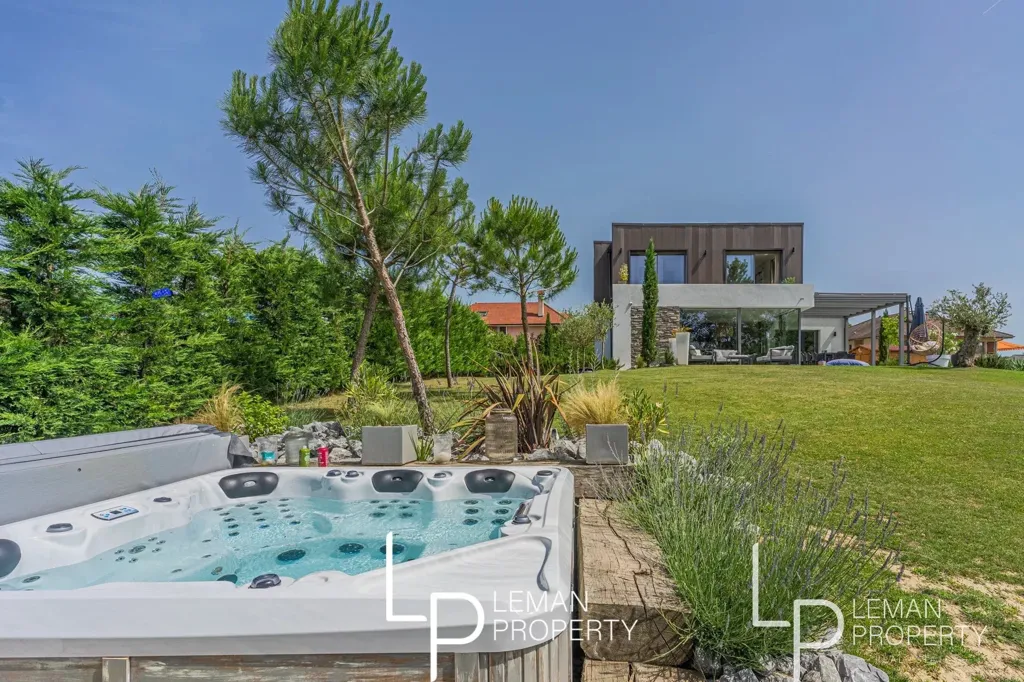 Terrass - Architectural House with Jacuzzi in Bucolic Setting