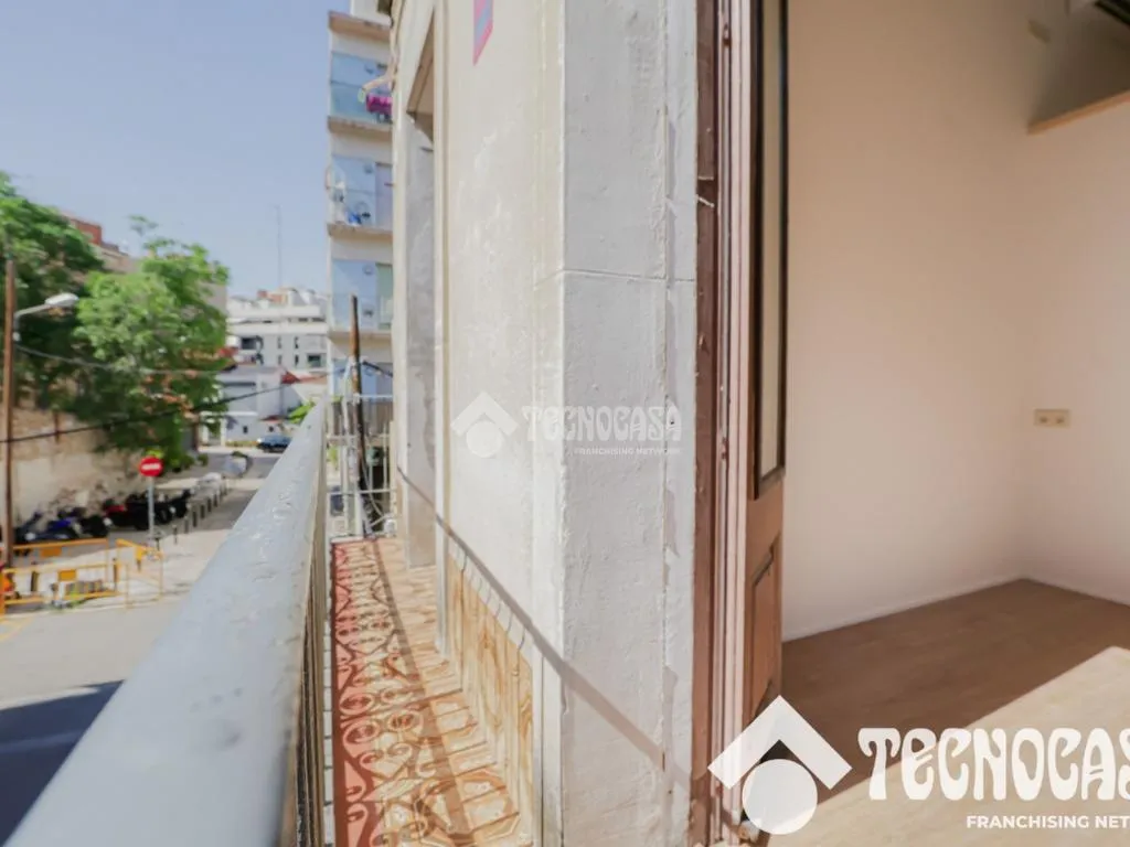 Rõdu - Reformed Flat with Terrace in Sant Andreu