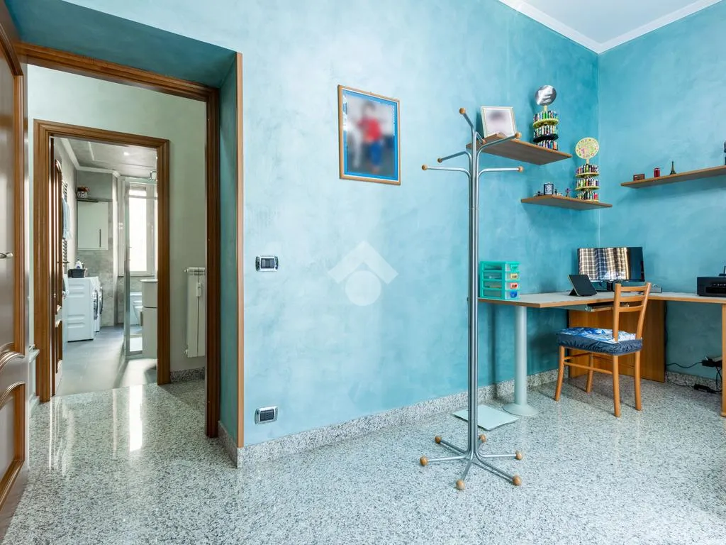 Bureau - 3-Room Apartment with Double Exposure in Rome