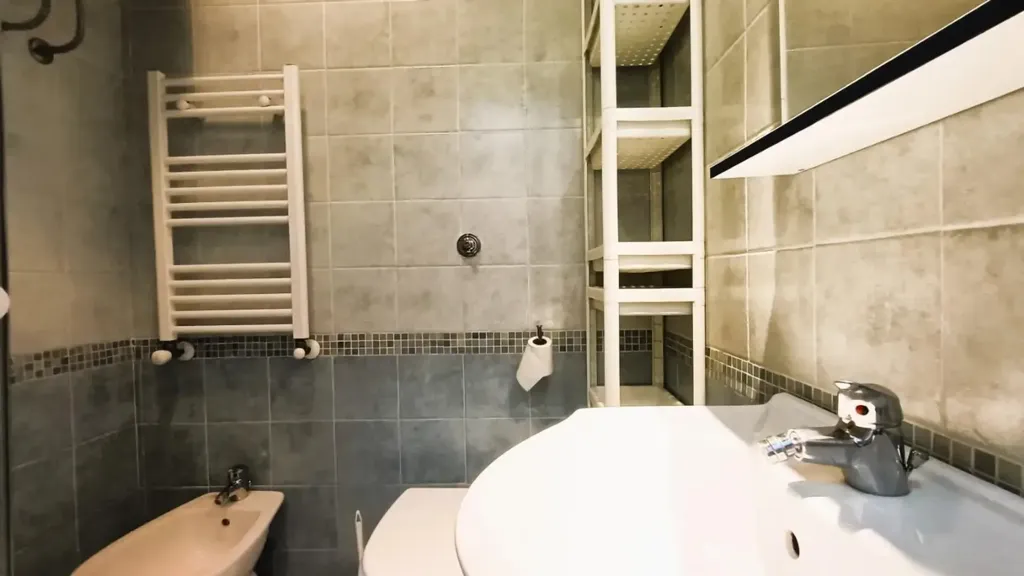 Salles de bain - Modernised Studio with Balcony in Pisa