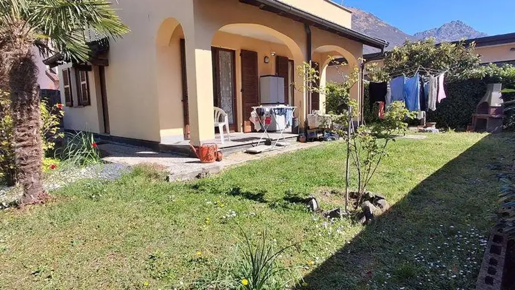 Jardin - Villa with Private Garden in Porlezza