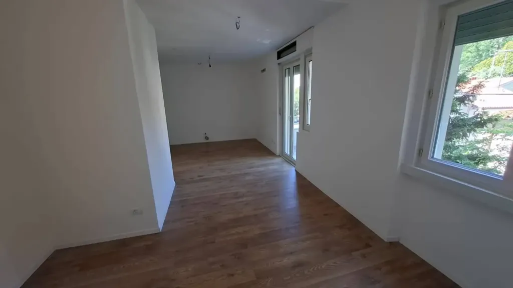 Pièces - Modernised Triplex with Balcony in Trieste