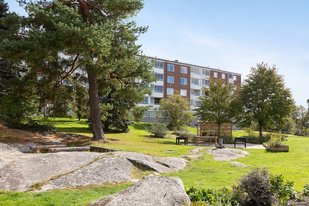 Garden - Well-Planned Two-Bedroom Apartment in Sutteräng