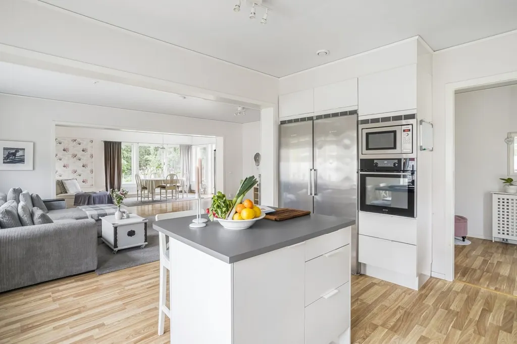 Cuisine - Modern 1-Plan Villa with Garden in Suburb