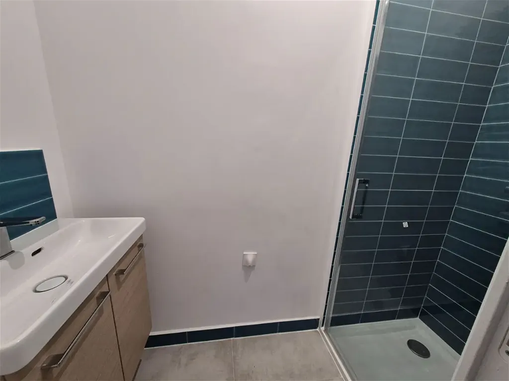 Salles de bain - Appartement de rez-de-chaussée avec cour à Lille