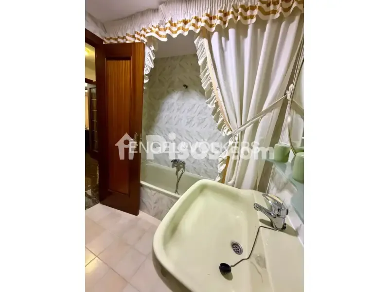 Bathrooms - Apartment with Stadium Views in Mestalla, Valencia