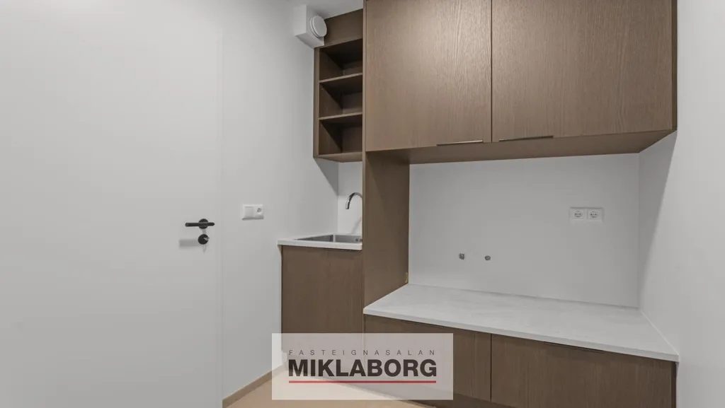Entrée - Five-Storey Apartment with Balcony in Hafnarfjörður