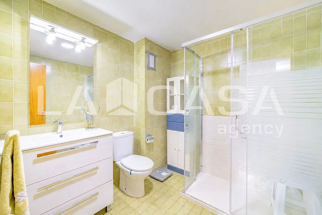 Salles de bain - Spacious Apartment with Metro Access in Vara de Quart