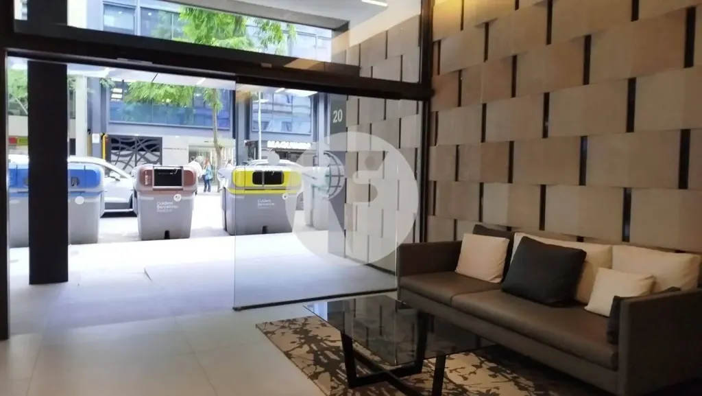 Hallway - Office with Diagonal View in Gràcia