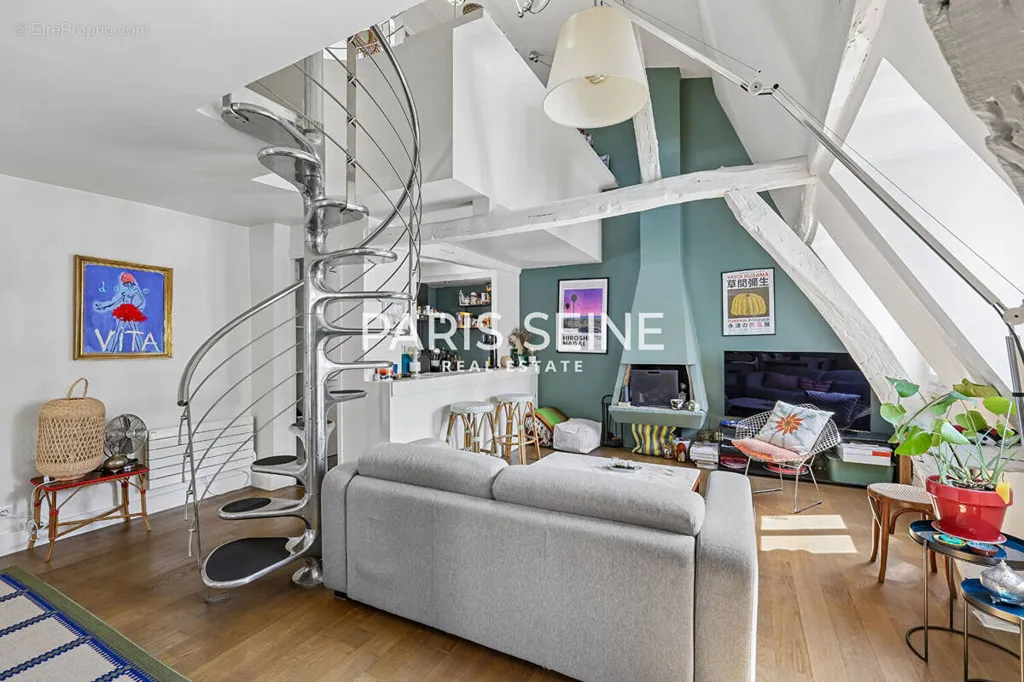 Soggiorno - Duplex with Cathedral Ceiling in Paris VII