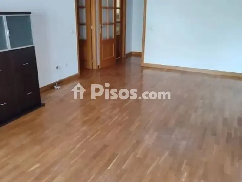 Elutuba - Spacious 4-Bedroom Flat with Balcony in Ronda Sur