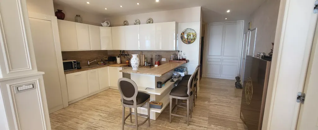 Cuisine - Appartement Luxueux avec Vue Mer à Menton