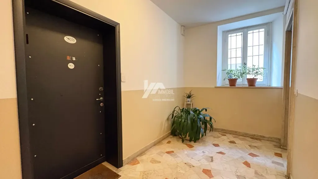 Entrée - Office Space in Central Brescia