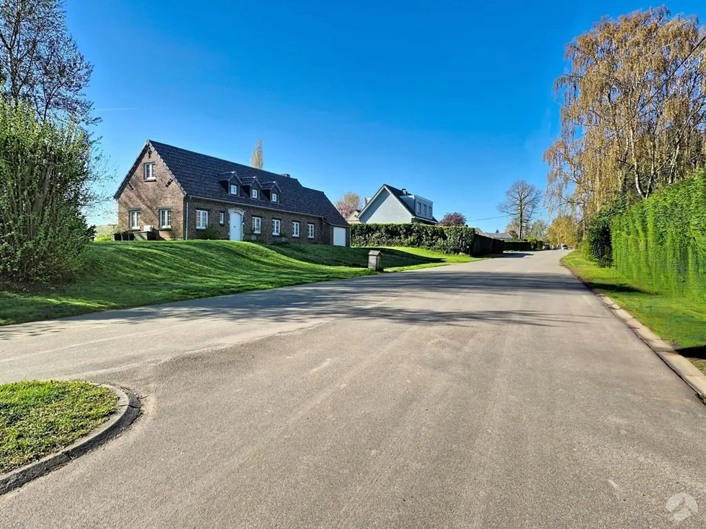Välivaade - South-West Oriented House with Garden in Baisy-Thy