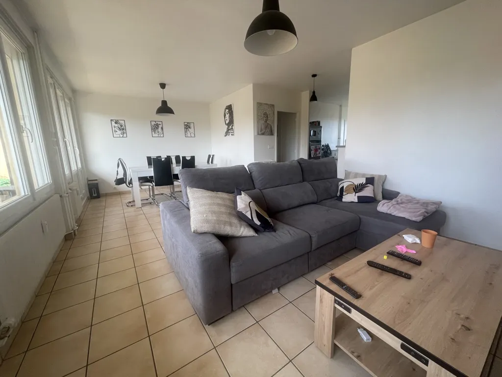 Elutuba - Bright Three-Bedroom Flat with Balcony in Roanne