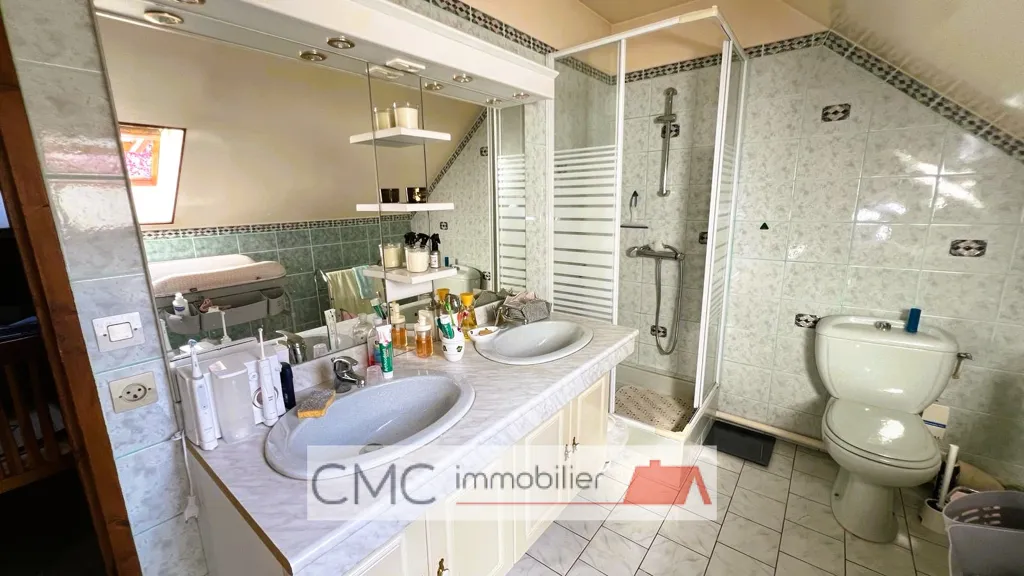Salles de bain - Maison Charmante avec Jardin à Luisant