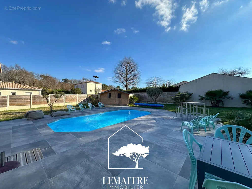 Piscine - Maison Contemporaine avec Piscine aux Mathes