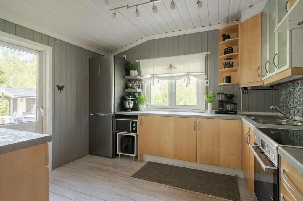 Köök - Charming Seafront Home with Open Plan in Tranquil Setting