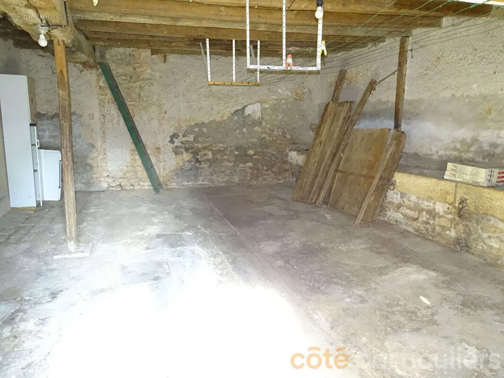 Pièces - Maison avec Cour et Dépendances à Lignières