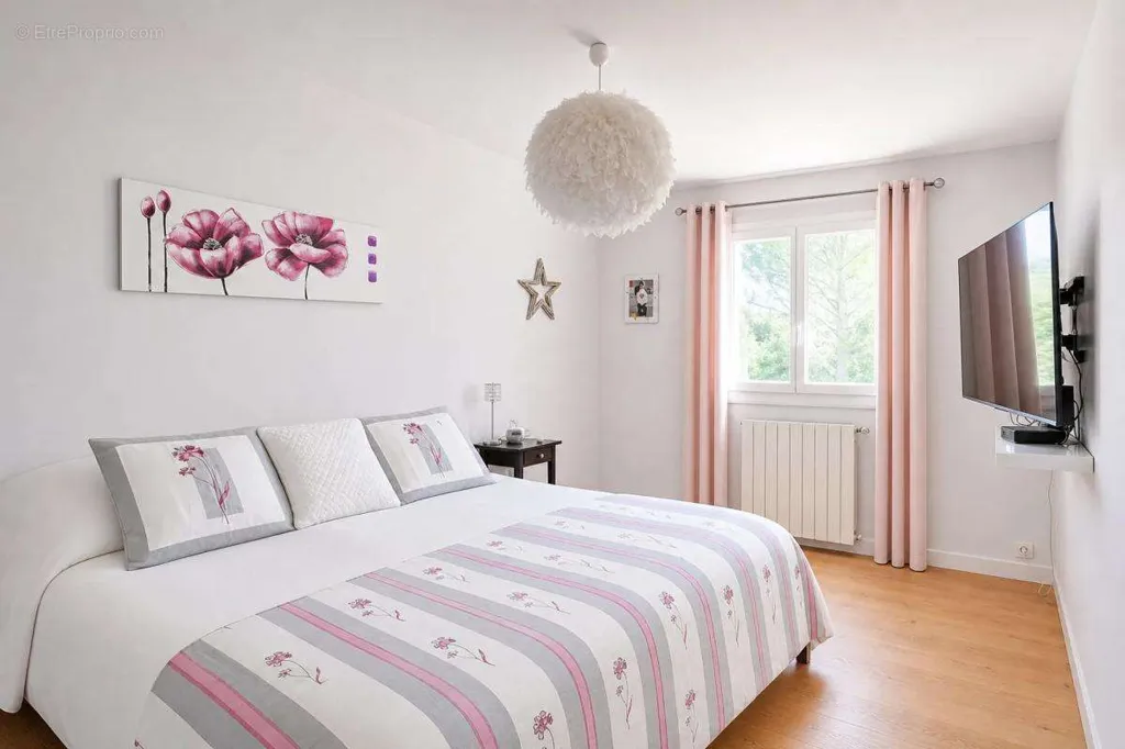 Chambres - Maison Rénovée avec Piscine à Vedène