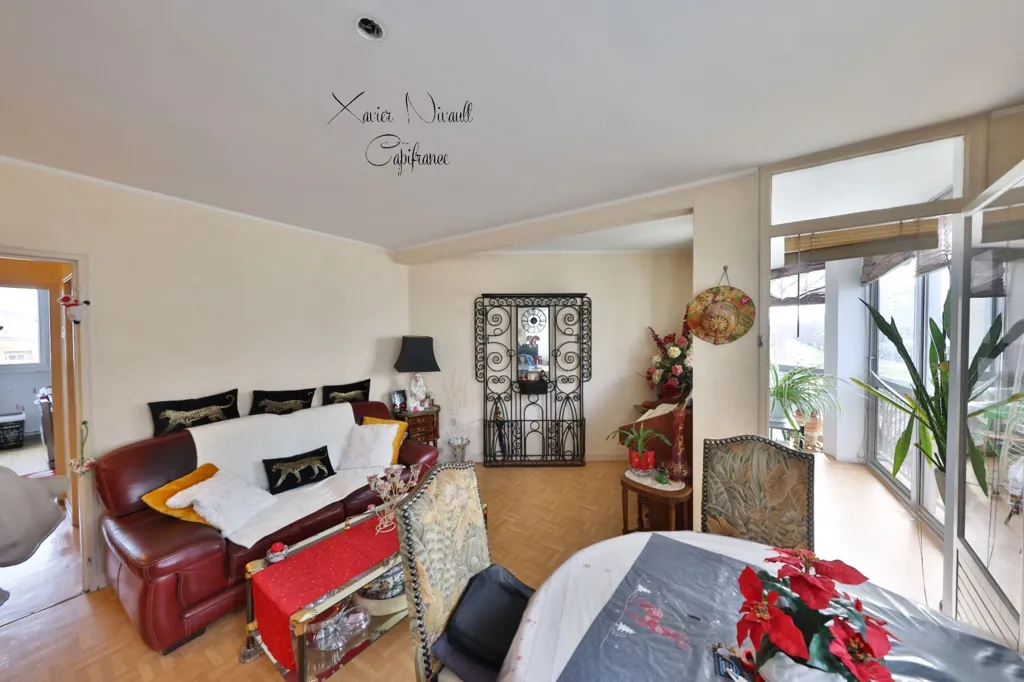 Séjour - Appartement 3 Pièces avec Loggia au Centre de Mâcon