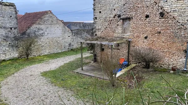 Giardino - Village House with Granges in Sarry