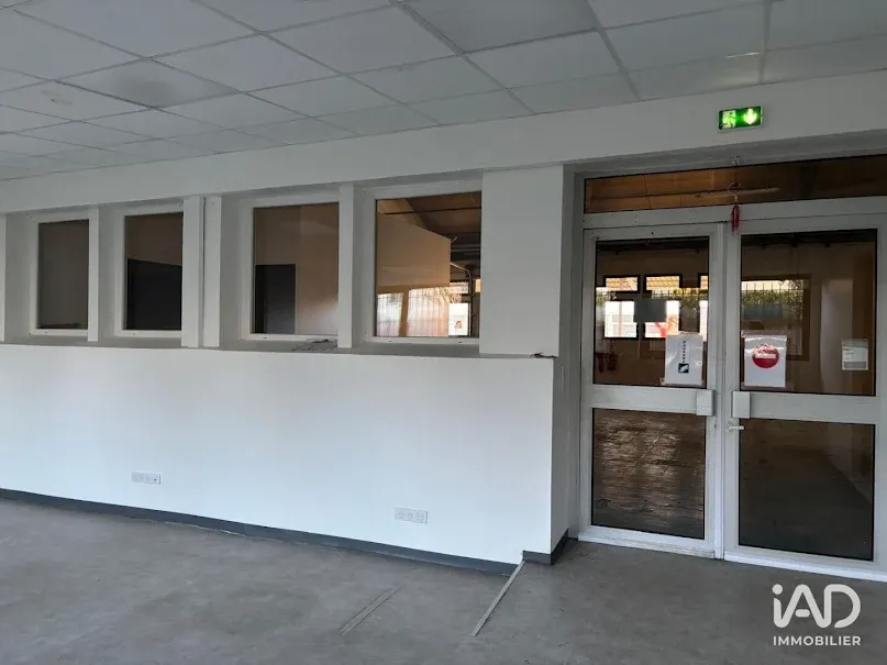Esik - Warehouse with High Ceilings in Le Mesnil-Saint-Denis