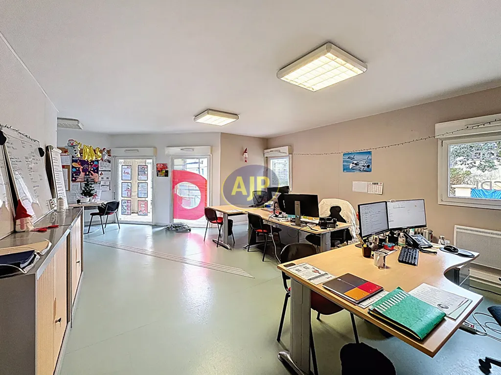 Kabinet - Office Space with Parking in Mérignac