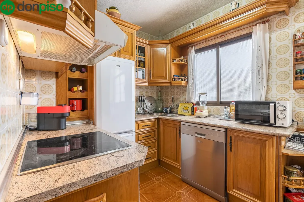 Cuisine - 3-Bed Apartment with Balcony in Pajaritos, Granada
