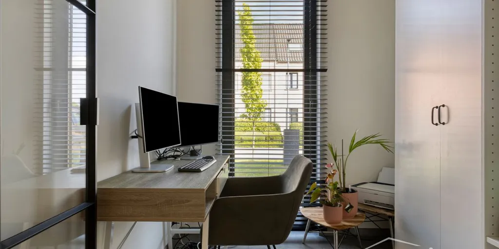Office - Luxurious Half-Open House with Terrace in Wuustwezel