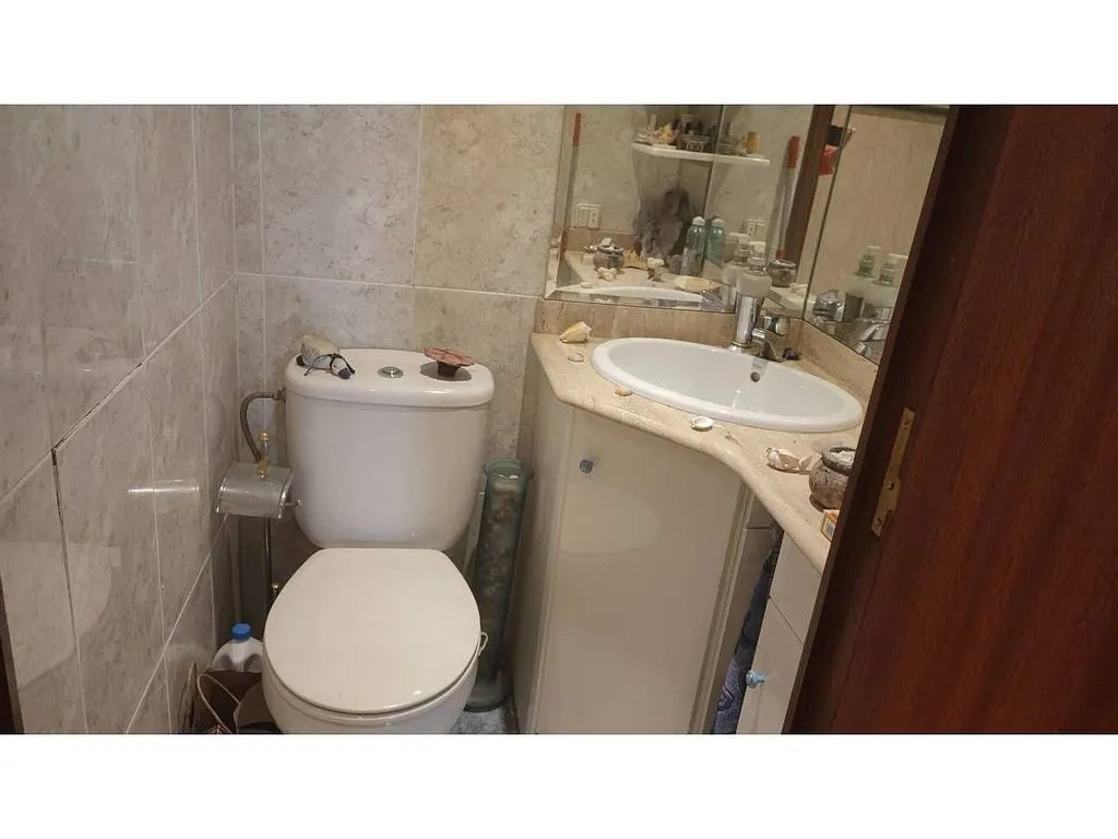 Salles de bain - 3-Bedroom Flat with Balcony in West
