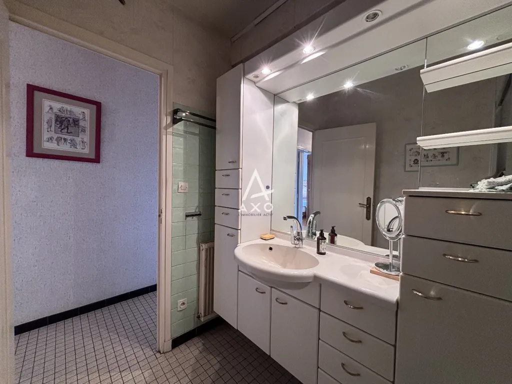 Vannitoad - 5-Piece Flat with City View in Clermont-Ferrand