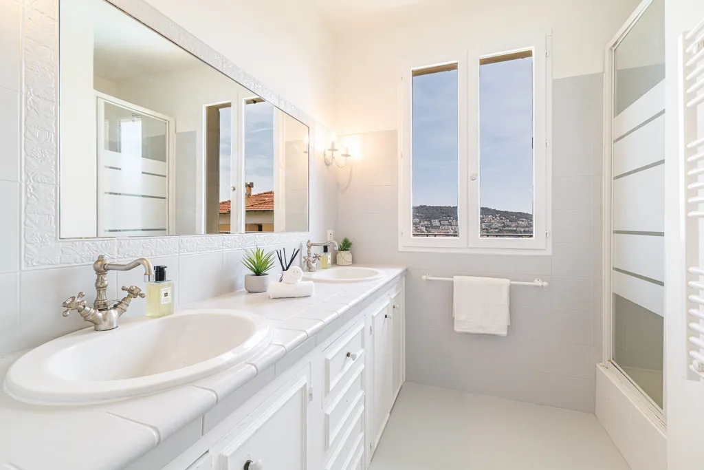 Bathrooms - Character House with Pool in Nice Cimiez