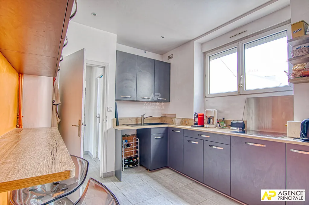 Kitchen - 5-Piece Flat with Garden View in Versailles
