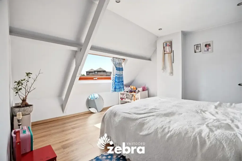 Magamistoad - Mixed-Use Property with Garage in Sint-Kruis