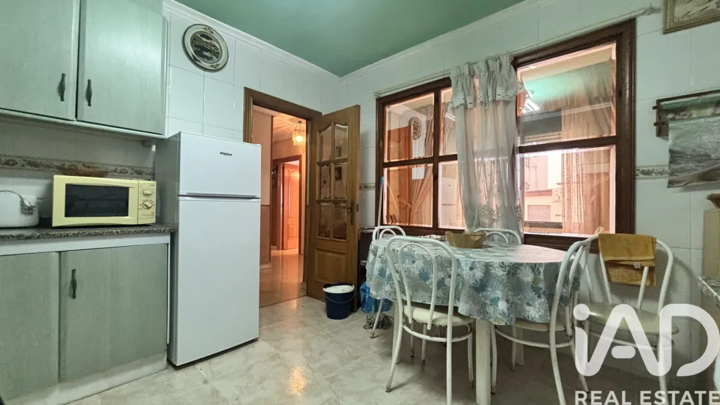 Köök - Alicante Apartment with Potential for Division