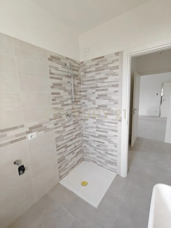 Bathrooms - New Ground-Floor Flat with Garden in Zevio