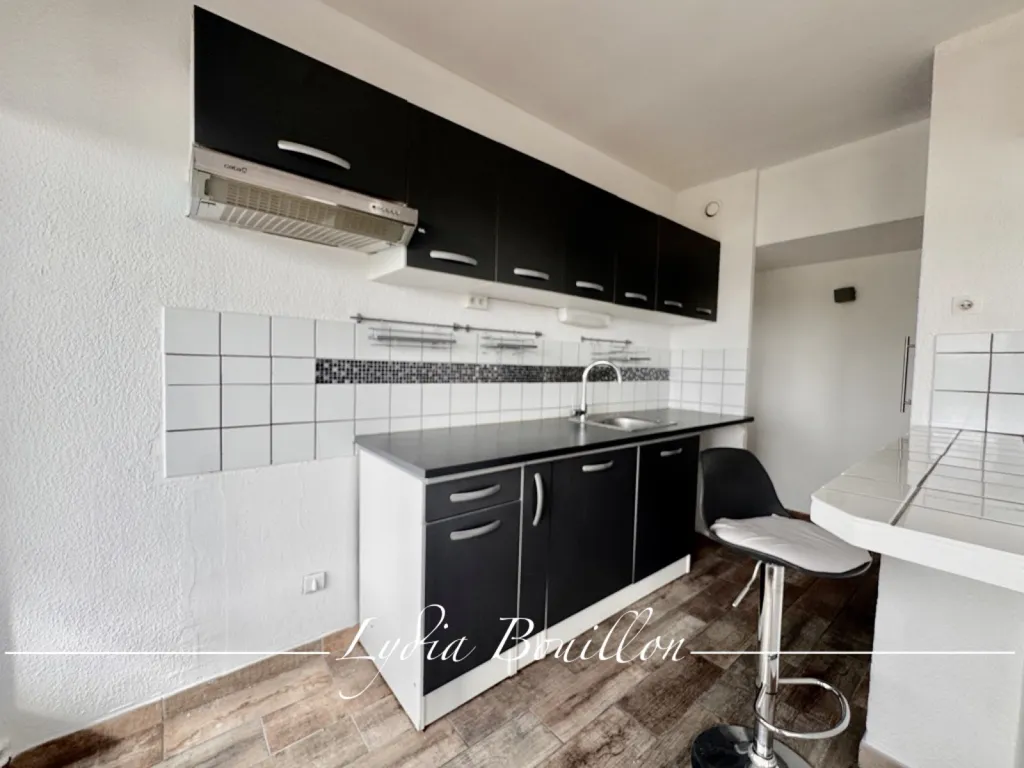 Cuisine - Appartement 2 Pièces avec Balcon à Cergy