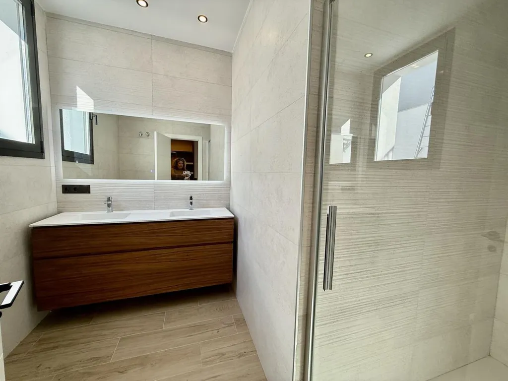 Bathrooms - Modern Villa with Sea Views in Benalmádena