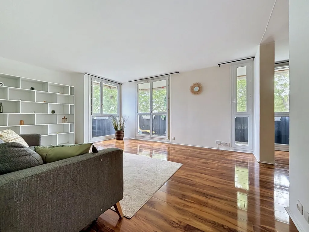 Elutuba - 3-Bed Flat near Park in Elancourt