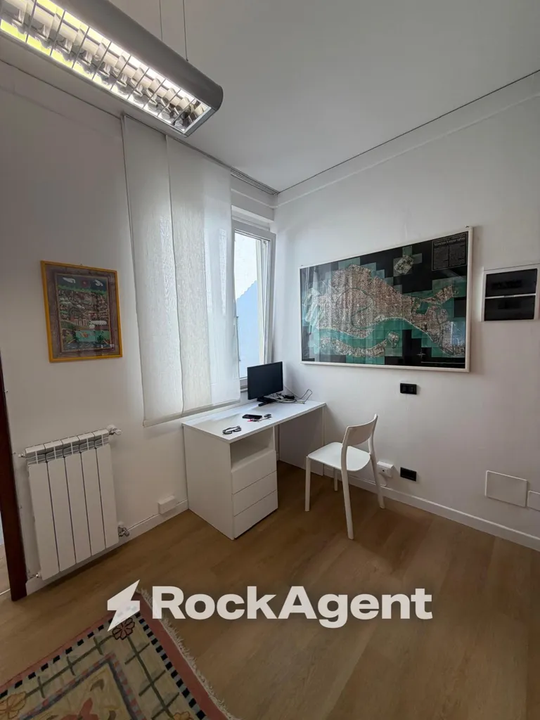 Bureau - Rear-Facing Apartment with Terrace in Padua Centre