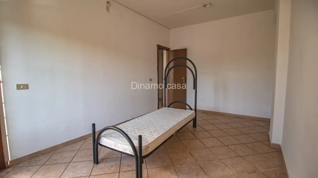 Chambres - Apartment with Industrial Warehouse in Carmignano